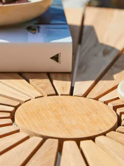 Tavolino rotondo da balcone con piano in legno di teak Hard & Ellen