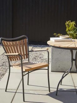Tavolino rotondo da balcone con piano in legno di teak Hard & Ellen