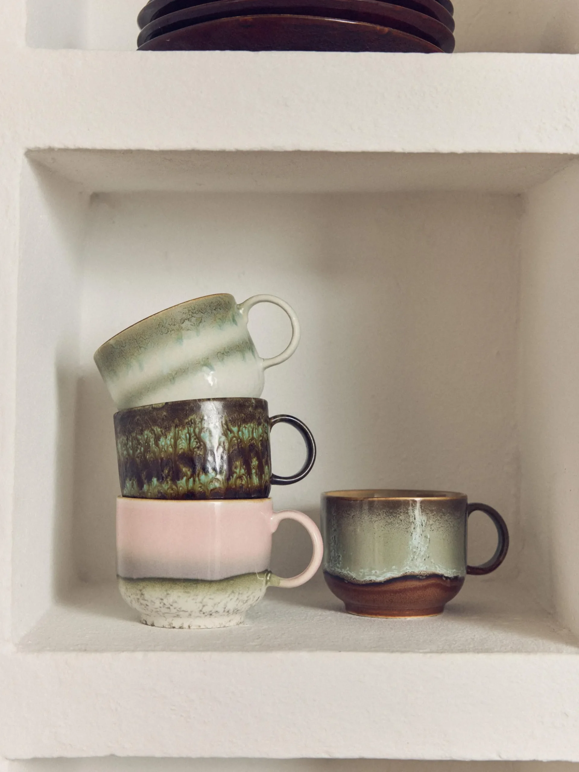 Tazza fatta a mano con smalto reattivo 70's