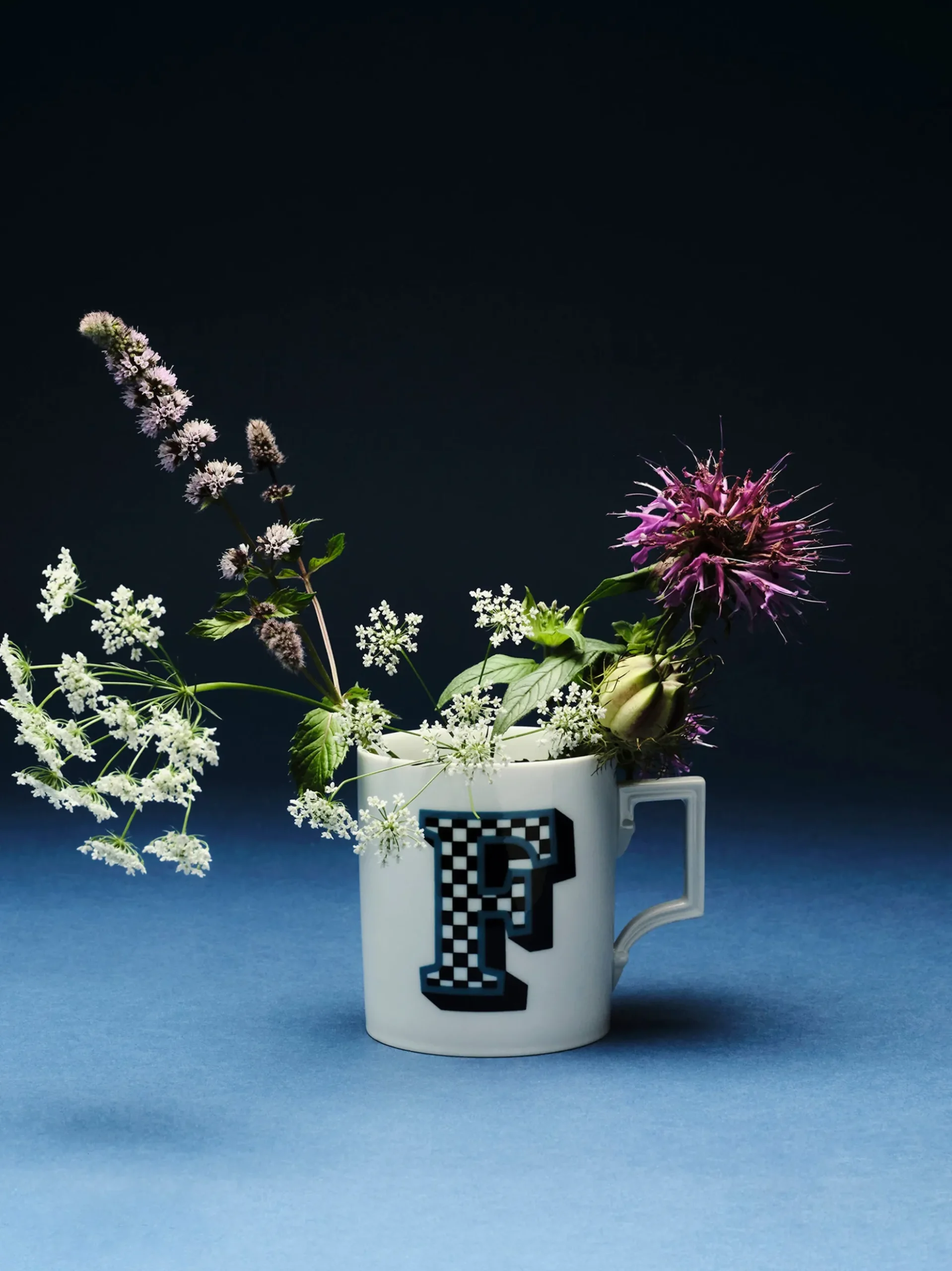 Westwing x MEISSEN, Tazza fatta a mano con motivo decorativo Initials